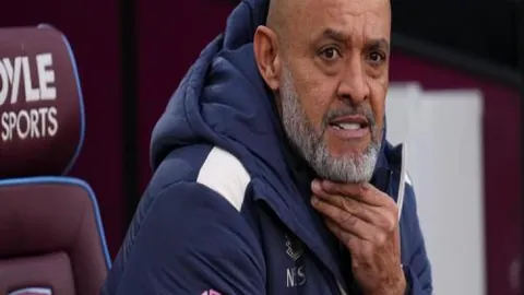 “NBA：以赛亚·乔虚晃三分线外精准远投得分”