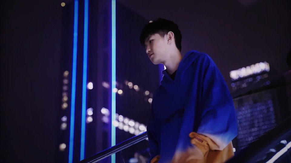 的表现令人 的表现令人